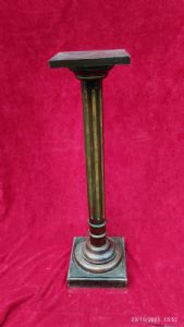 Colonna in mogano scanalata con inserti in ottone I° meta' XIX° sec. h. 125 piano cm.30 x 30